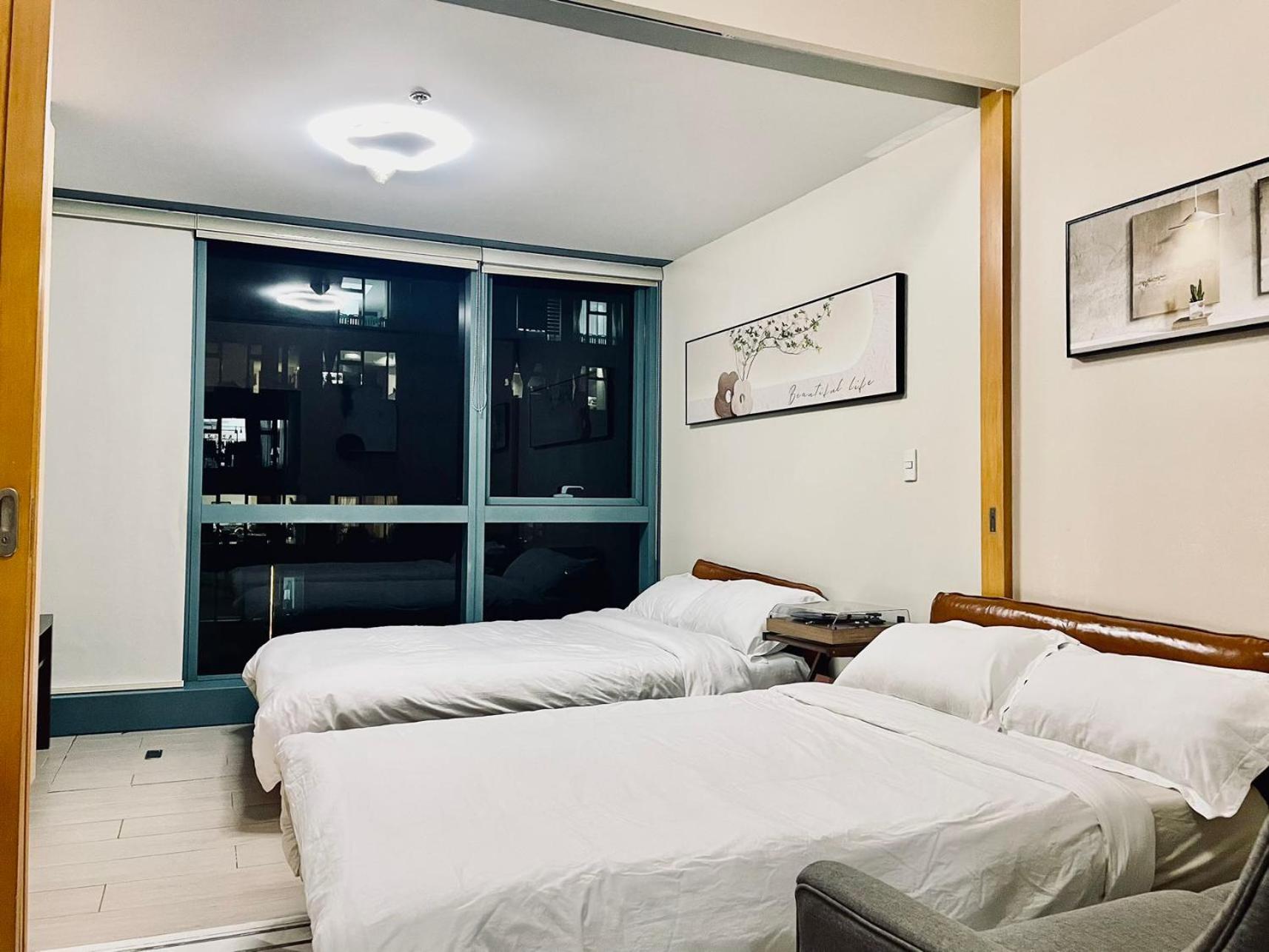Thompson - 2-beds, One Uptown Residences, 30f - Xbox & Netflix Apartment Manila