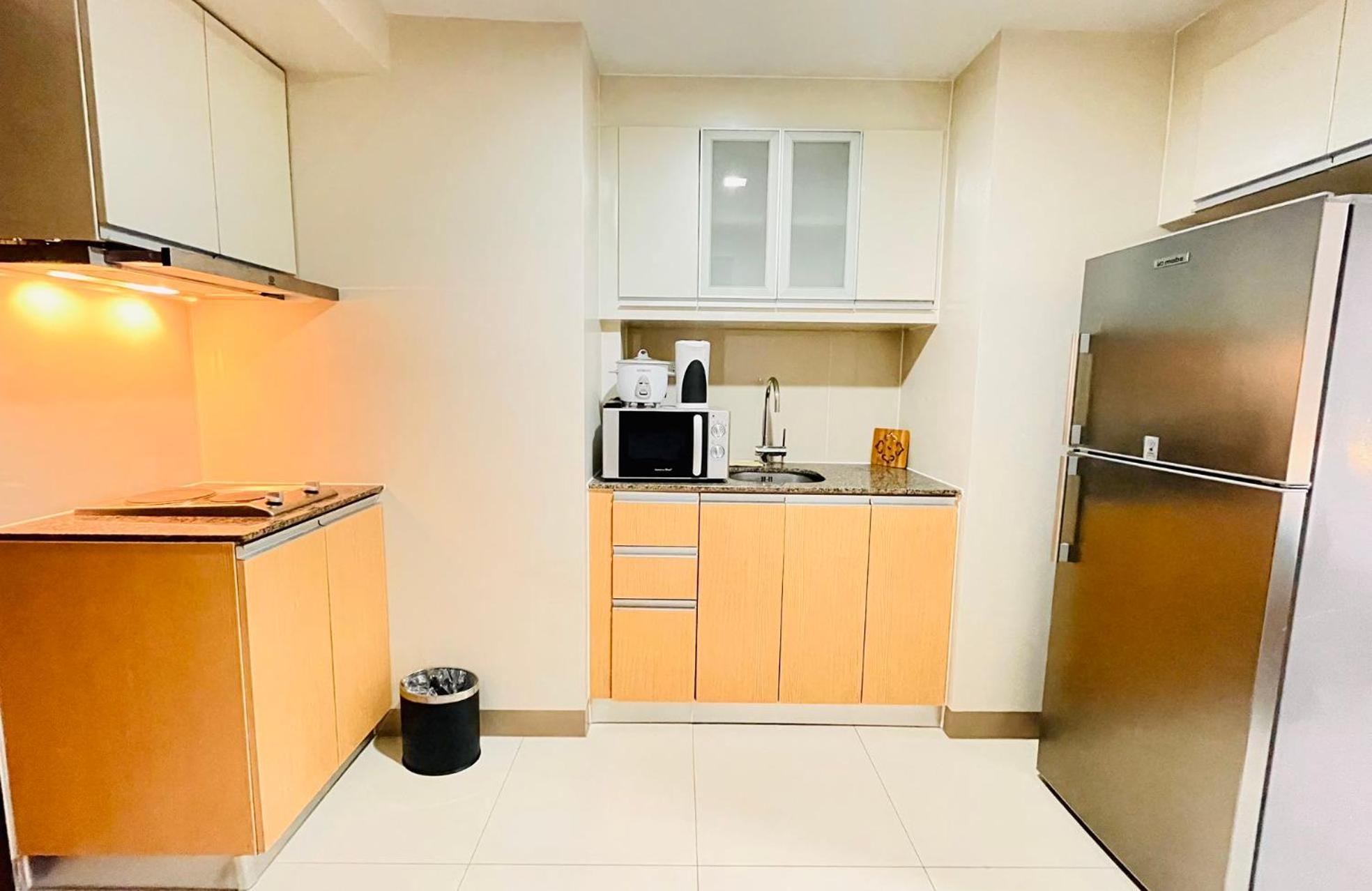 Thompson - 2-beds, One Uptown Residences, 30f - Xbox & Netflix Manila