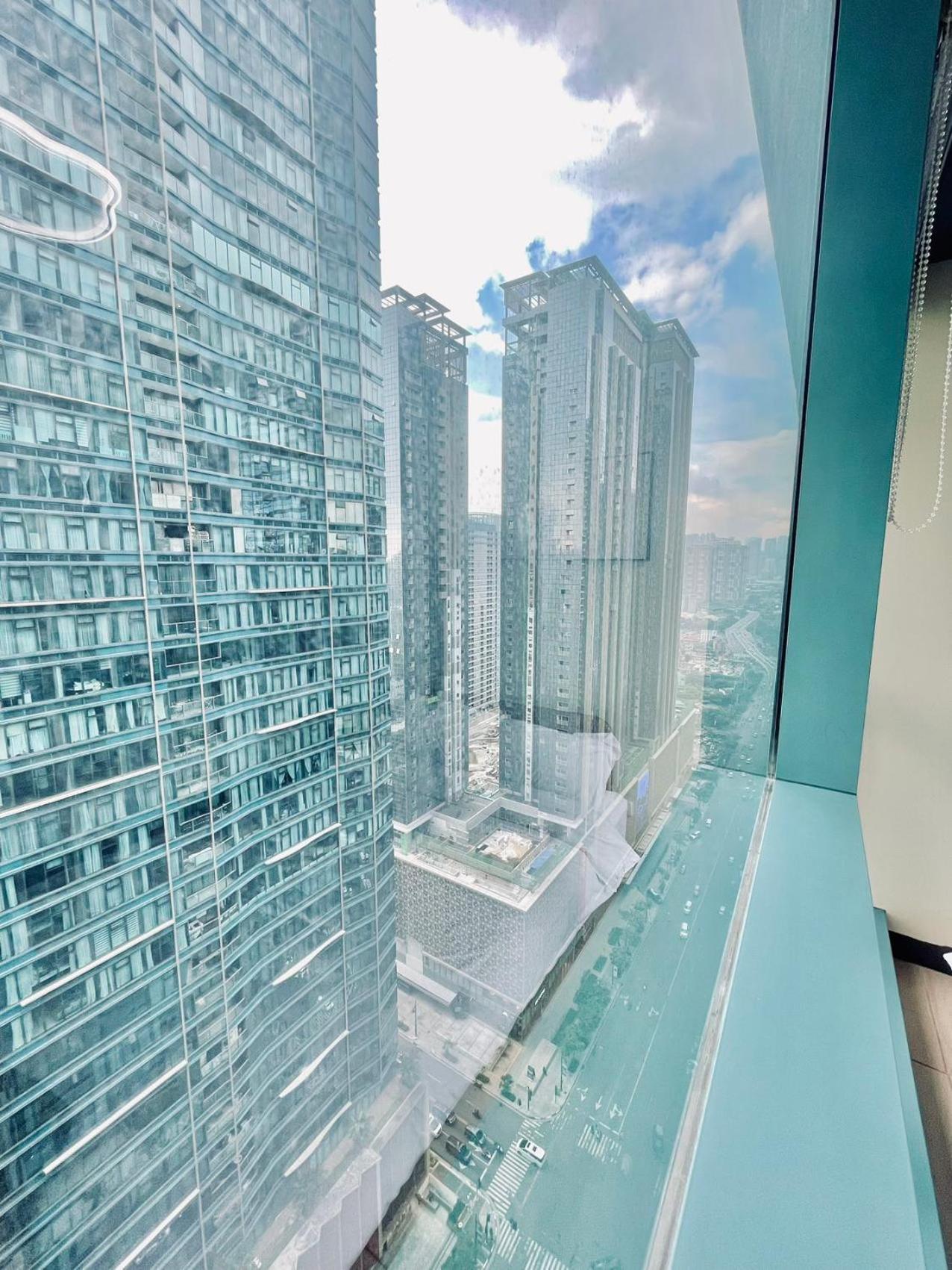 Apartment Thompson - 2-beds, One Uptown Residences, 30f - Xbox & Netflix Manila