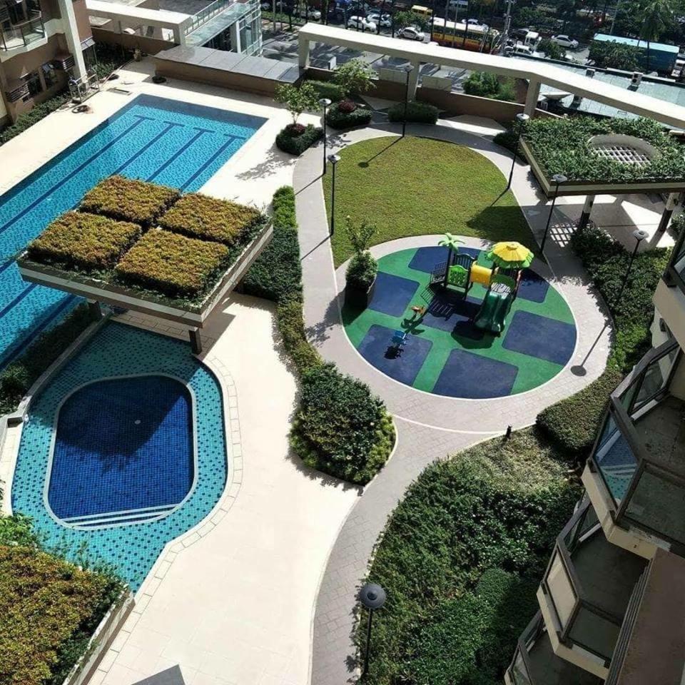 Apartment Q Radiance: Airport-adjacent Urban Oasis
