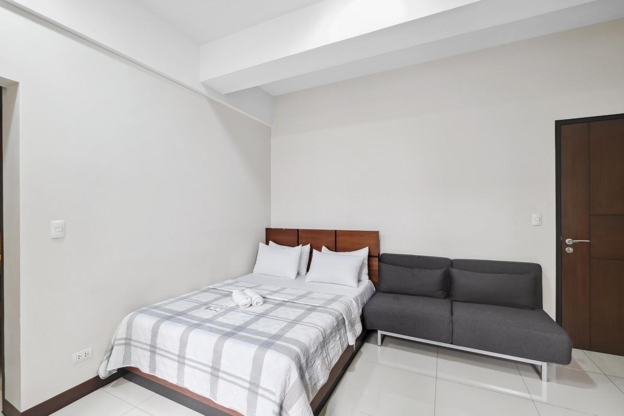 Tess And Tessha Condotel Near T3 Airport Apartment
