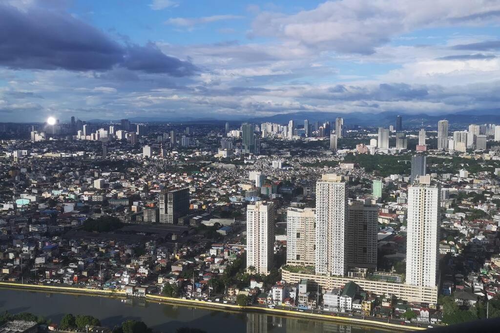 Penthouse At Poblacion - 200mbs Net - 50in Tv - Awesome View * Manila
