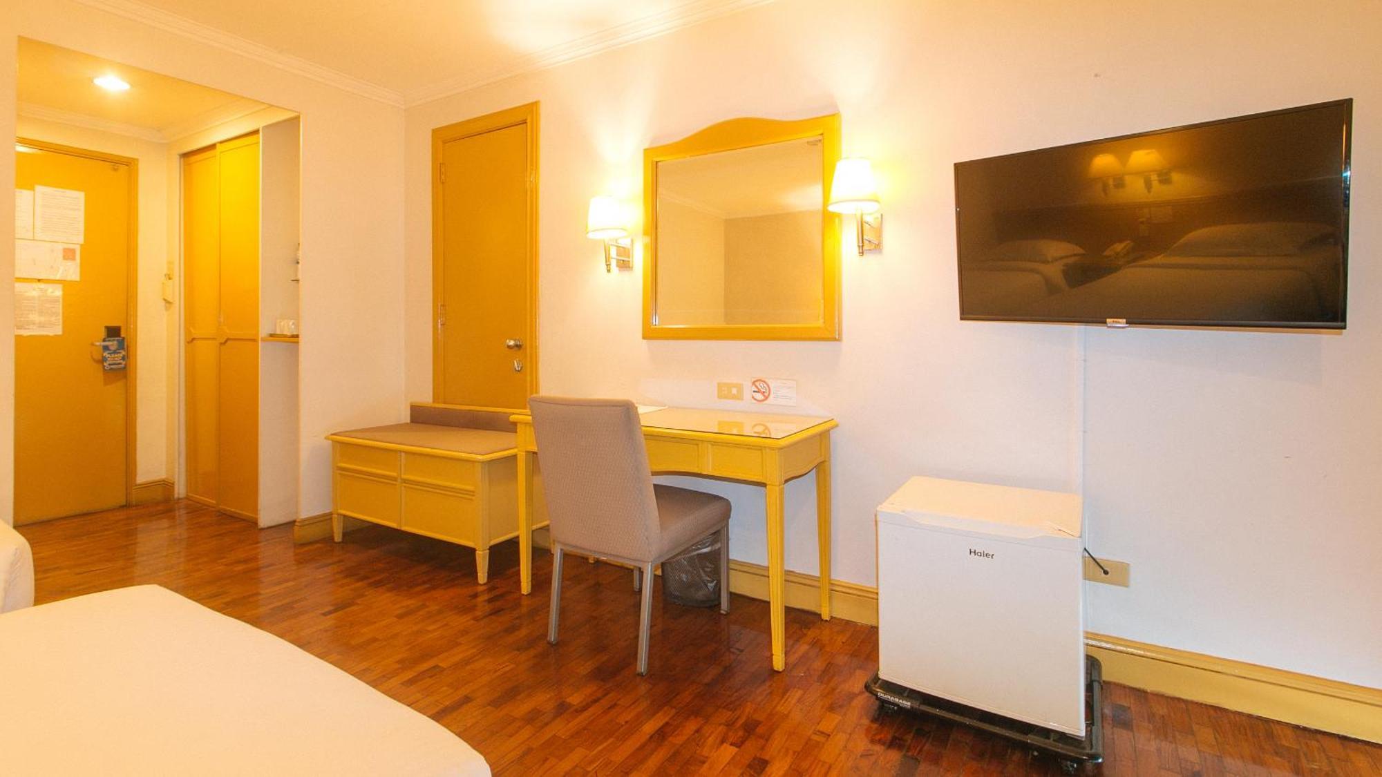 Aloha Roxas Boulevard Hotel