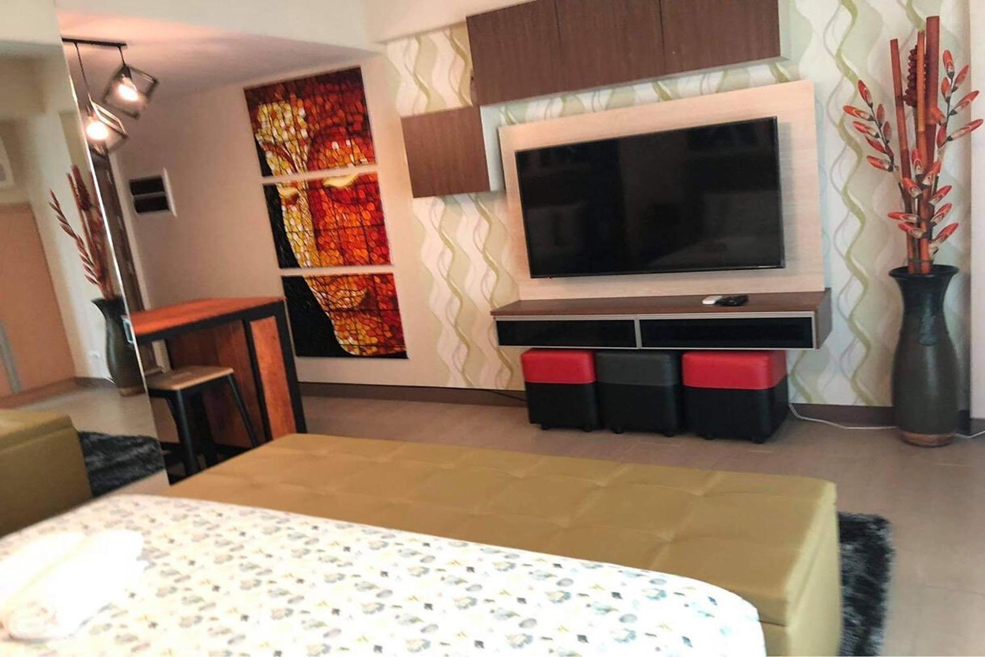 Prs At One Palm Tree Near Airport Apartment Manila