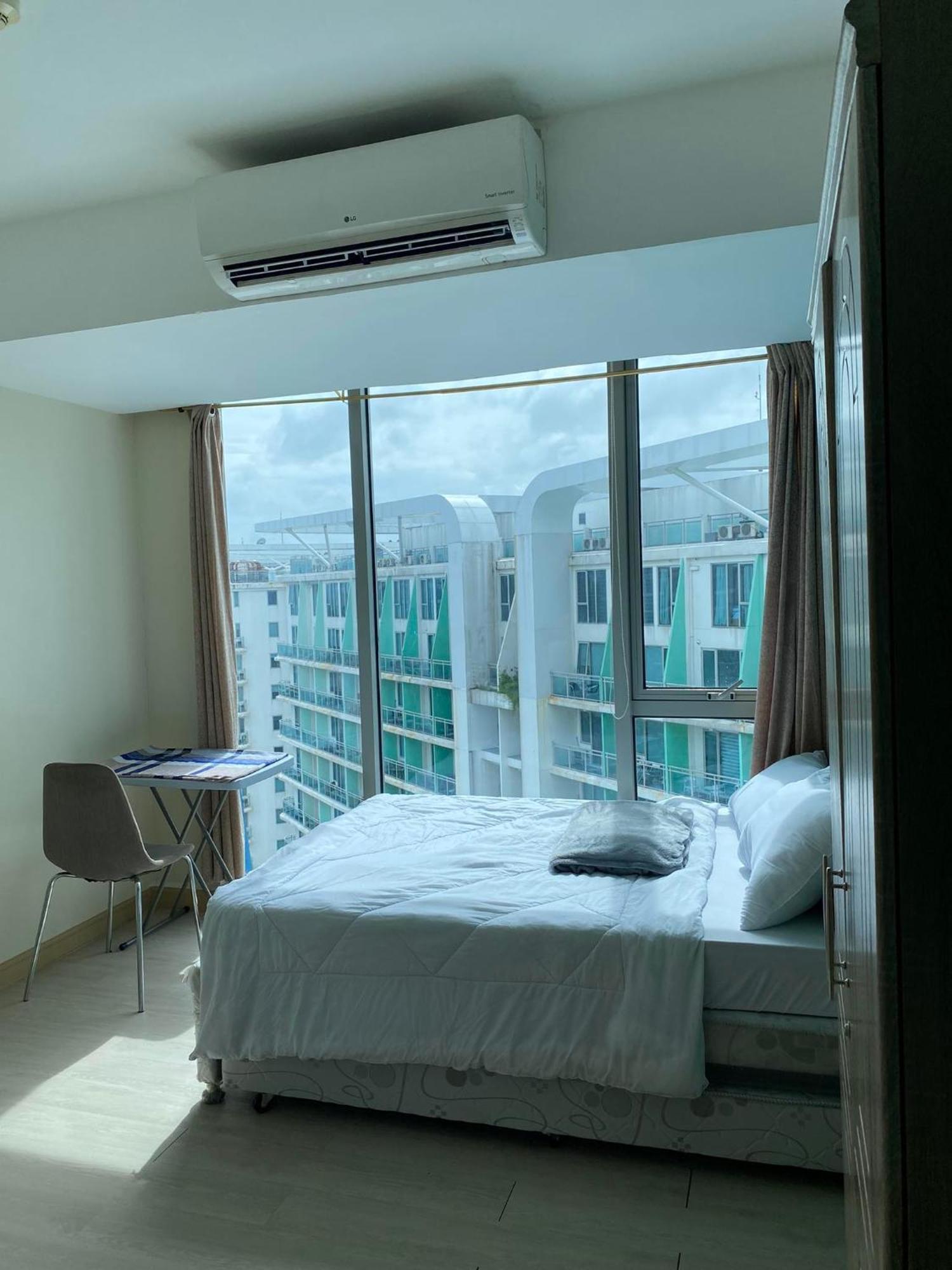 Beach In The City, Pam's In Azure Residences Aparthotel