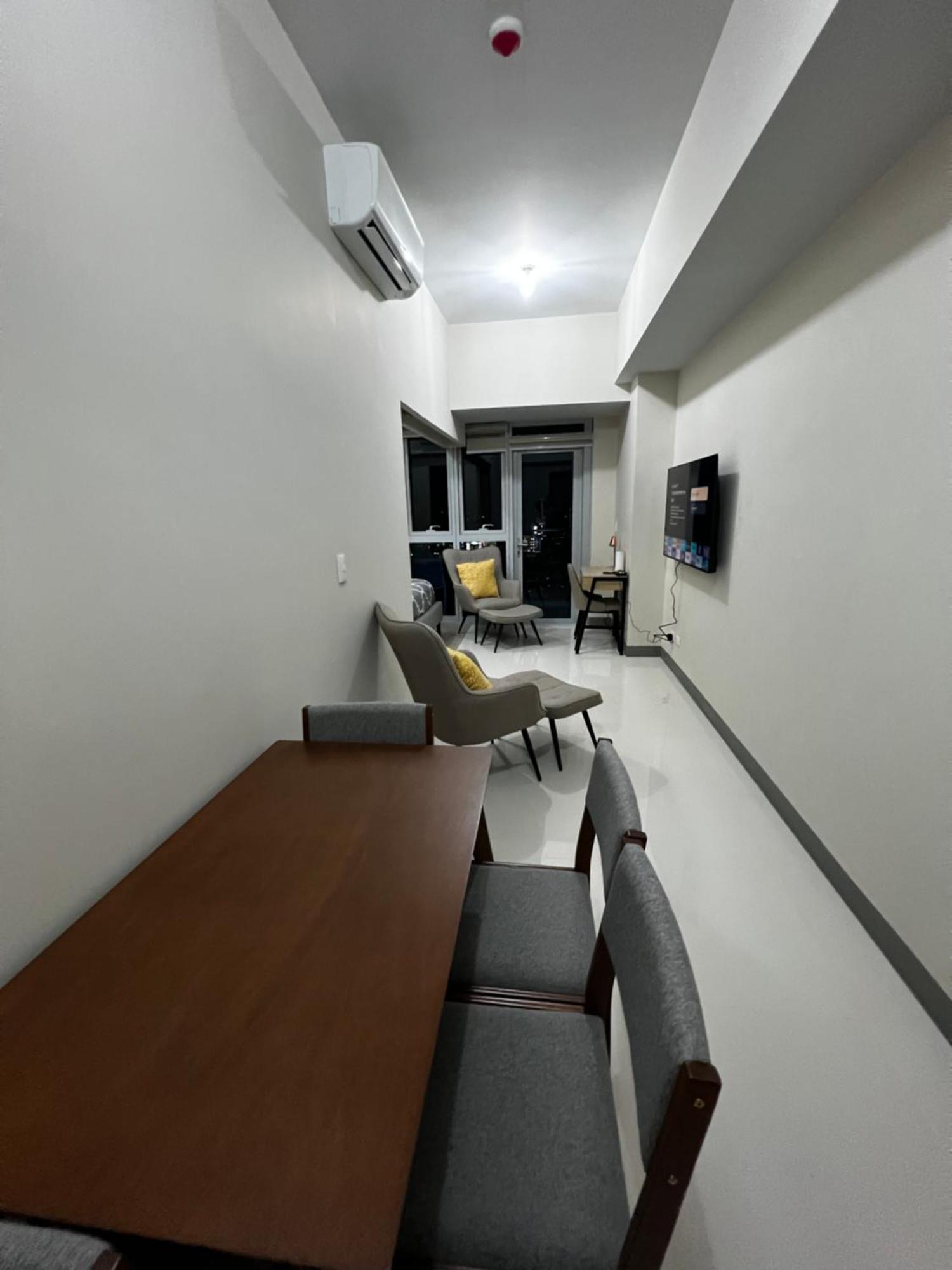 1 Bedroom Uptown Bgc With Balcony