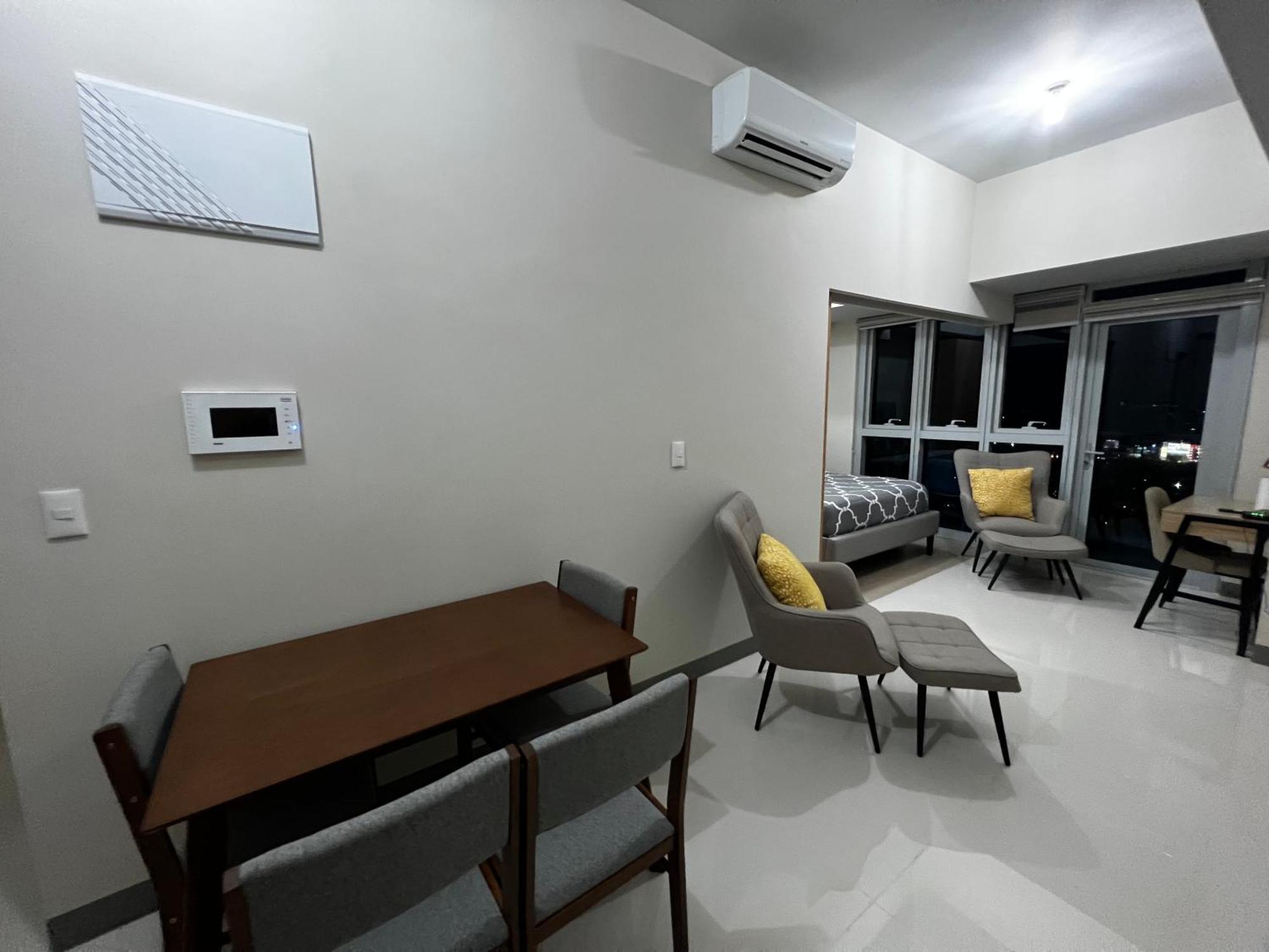 1 Bedroom Uptown Bgc With Balcony Apartment Manila