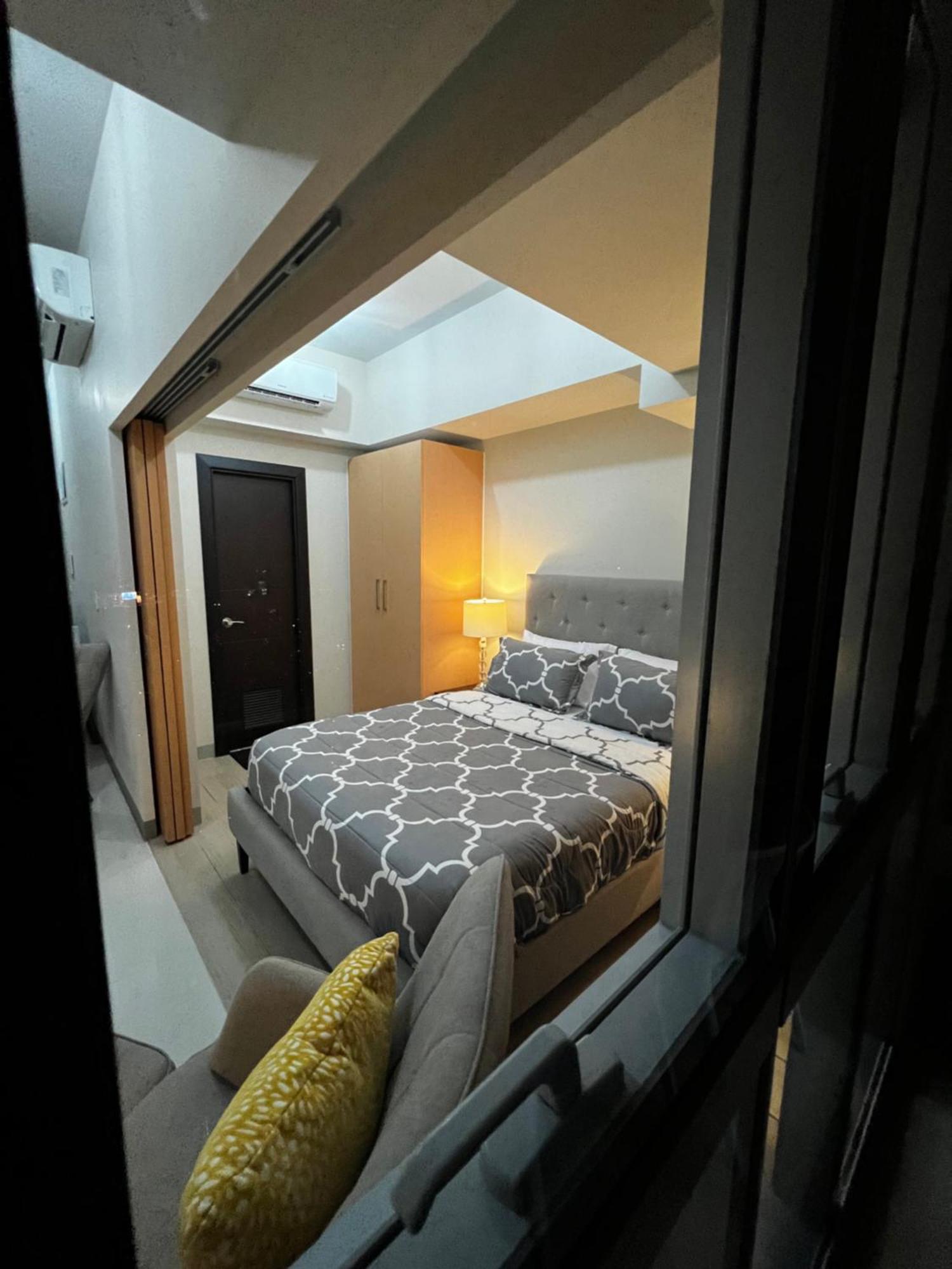 Apartment 1 Bedroom Uptown Bgc With Balcony *
