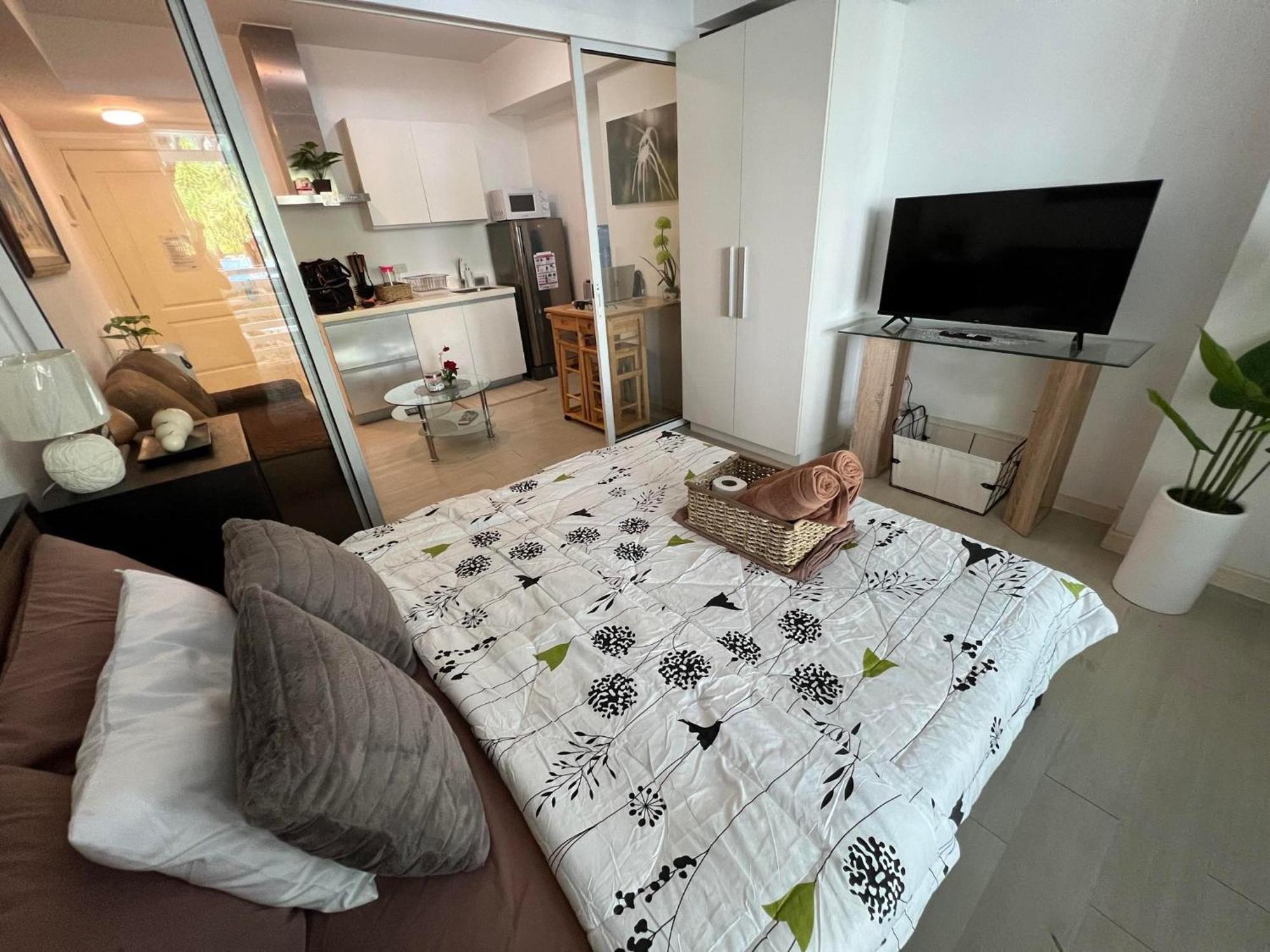 Apartment Beach Front Living In The Heart Of The City, Azure Residences Manila