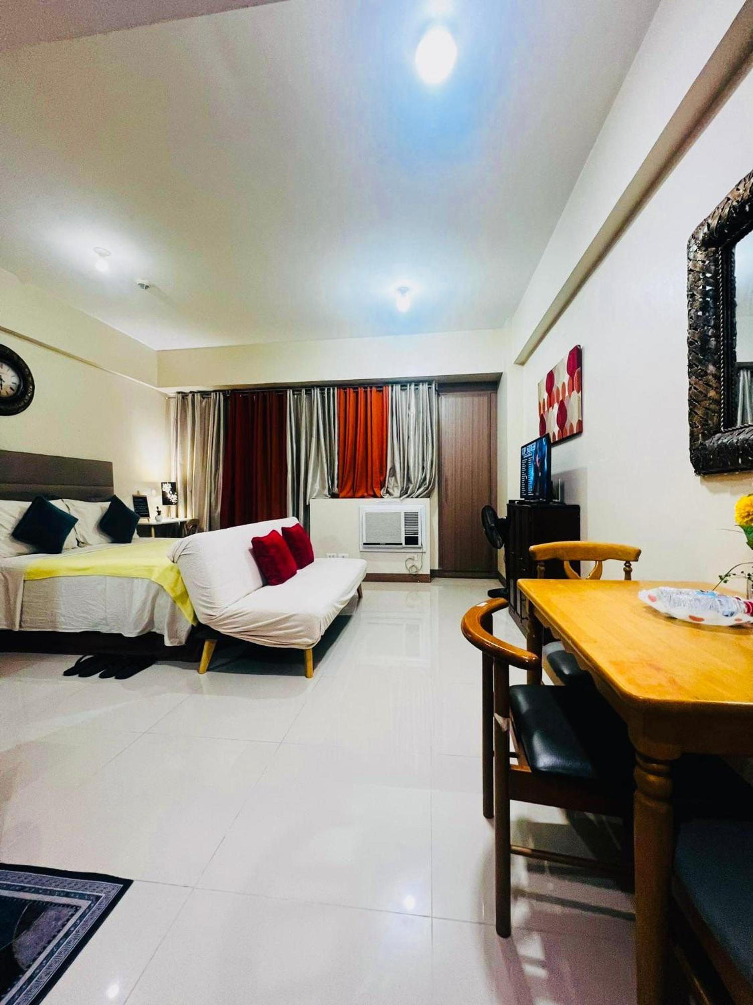 One Palm Tree - 2h With Balcony - Across Terminal 3 Airport Apartment Manila