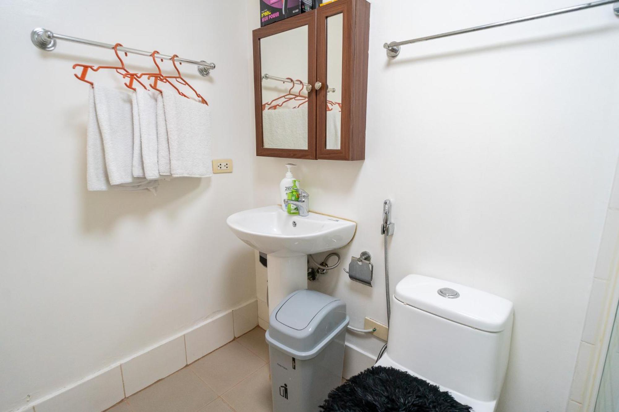 A2j Luxury 2br Bgc Near Sm Aura, Market2x Apartment *