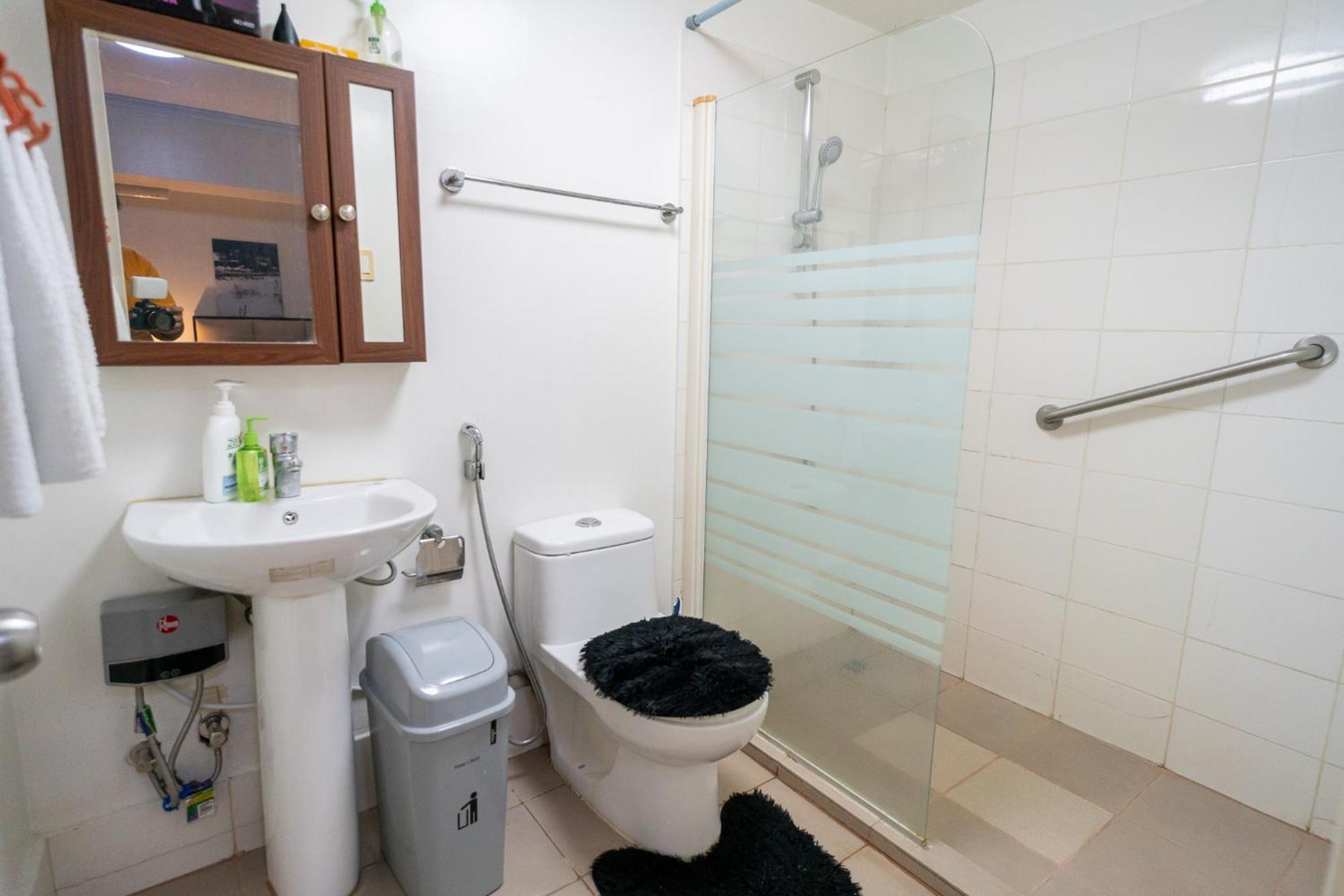 A2j Luxury 2br Bgc Near Sm Aura, Market2x *