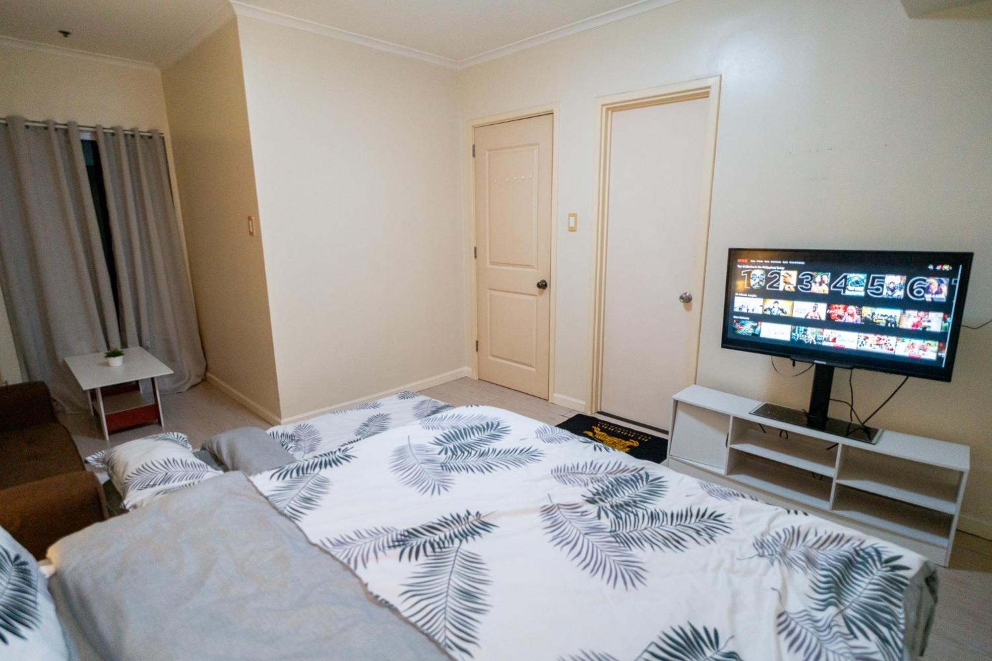 A2j Luxury 2br Bgc Near Sm Aura, Market2x Manila
