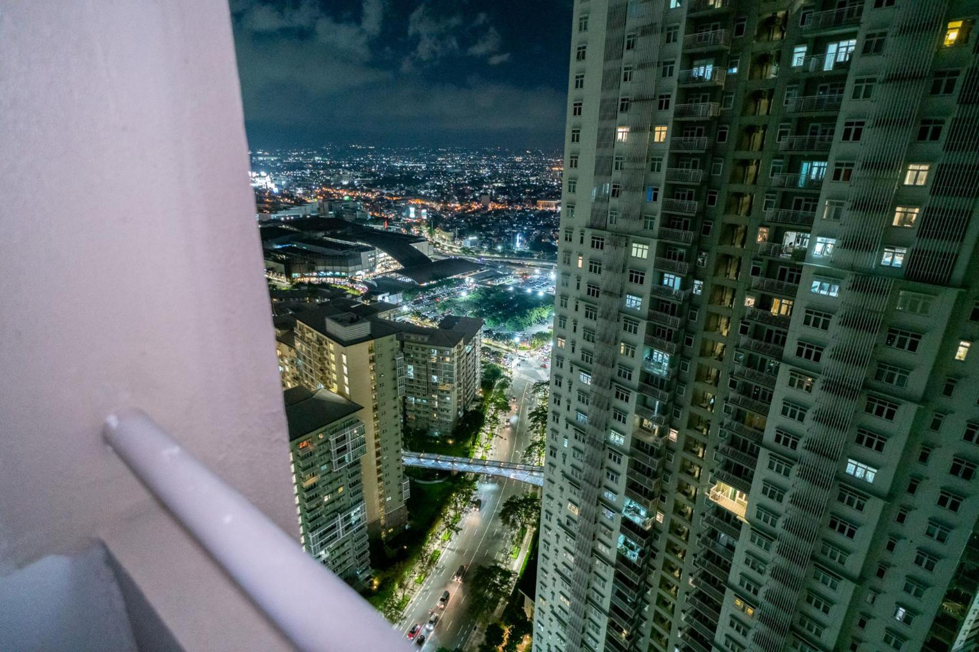 A2j Luxury 2br Bgc Near Sm Aura, Market2x Manila