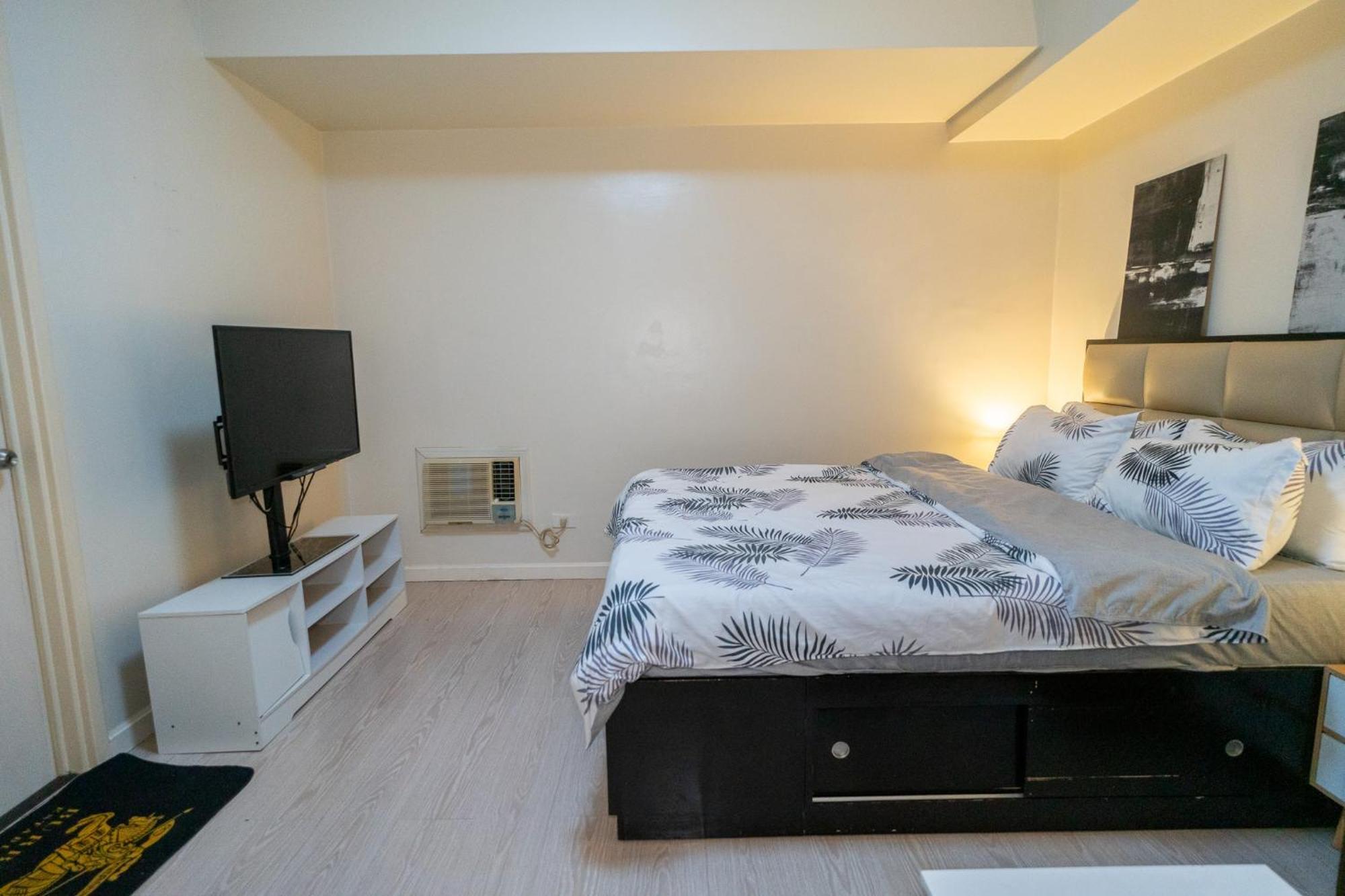 A2j Luxury 2br Bgc Near Sm Aura, Market2x Apartment *