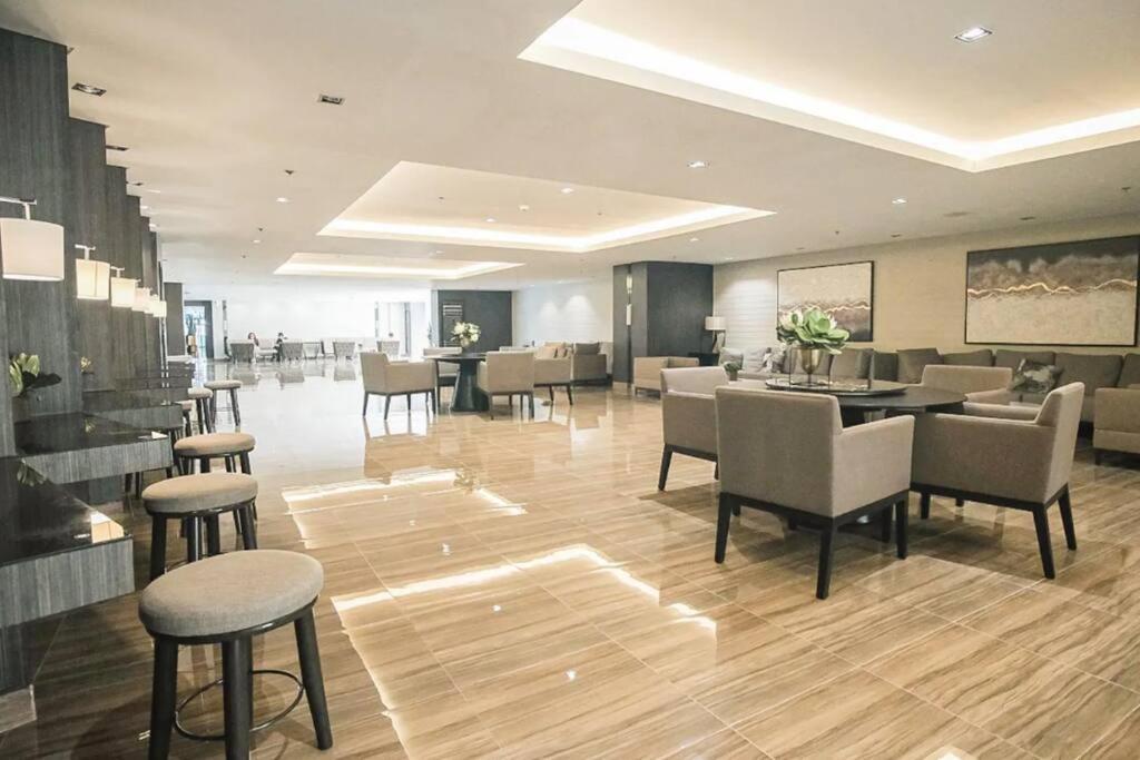 New Makati 1br View Above Air Mall 50-inch Smart Tv *