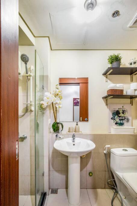 Apartment Casa Niekolaus I Cozy Unit And Free Parking Manila