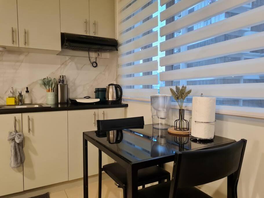 Apartment Cute Unit W/ Big Windows - B Morgan T1