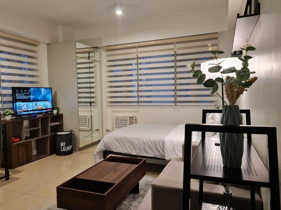 Cute Unit W/ Big Windows - B Morgan T1 Manila