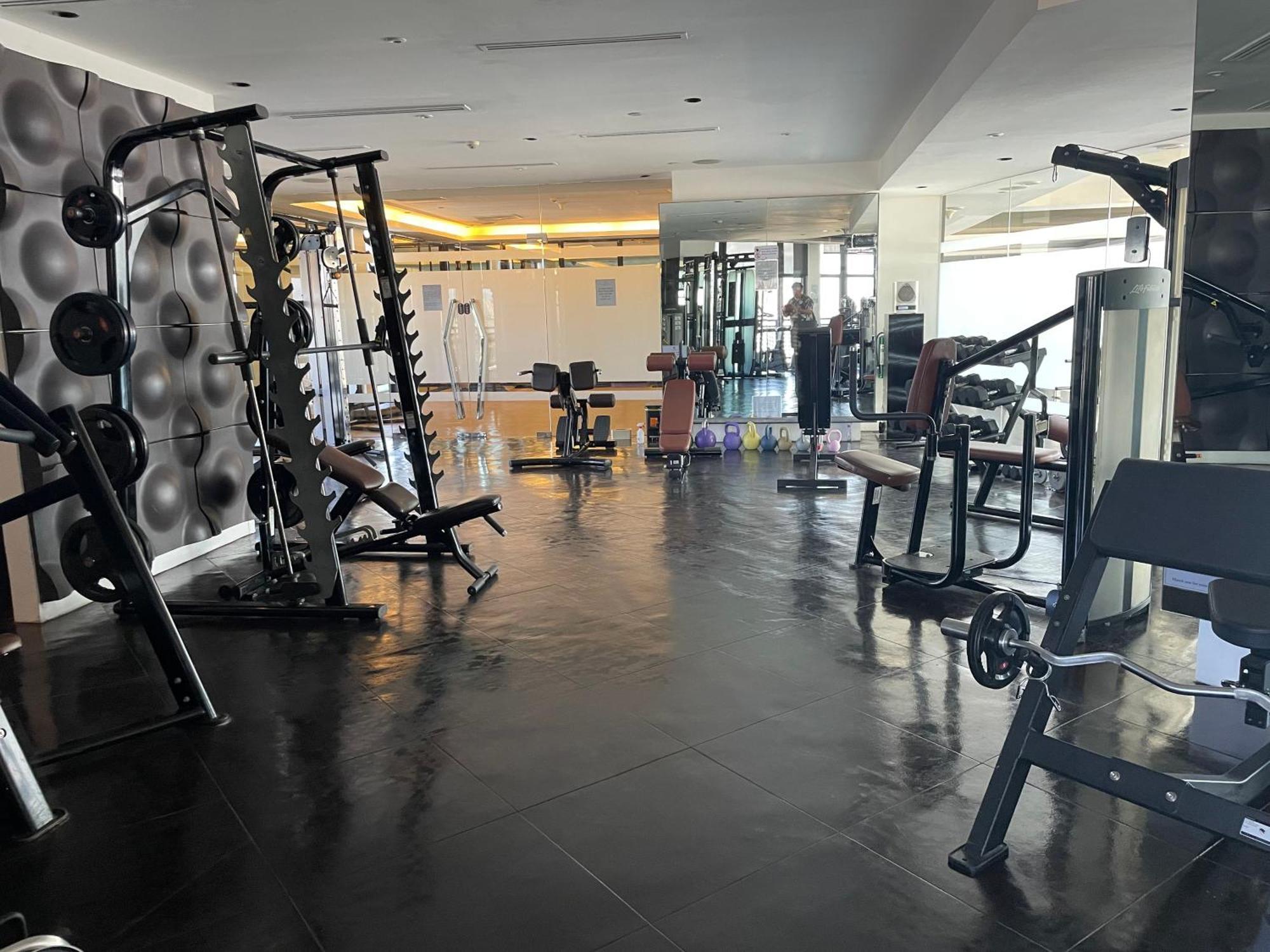 For 4 With 300mbs Internet At Heart Of Makati Apartment *