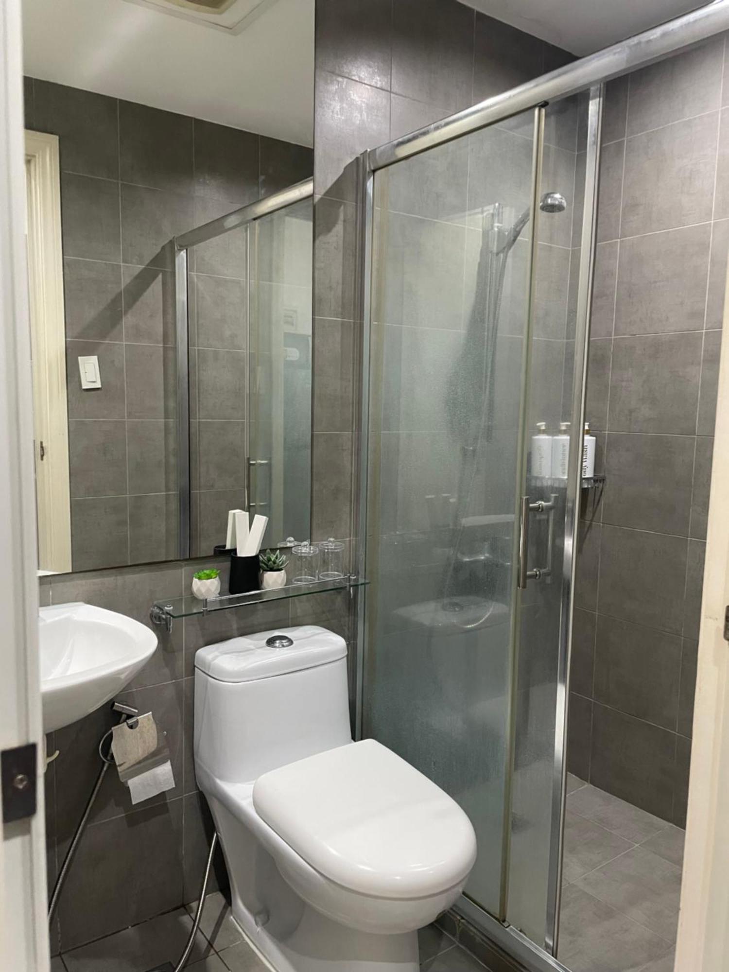 For 4 With 300mbs Internet At Heart Of Makati Apartment