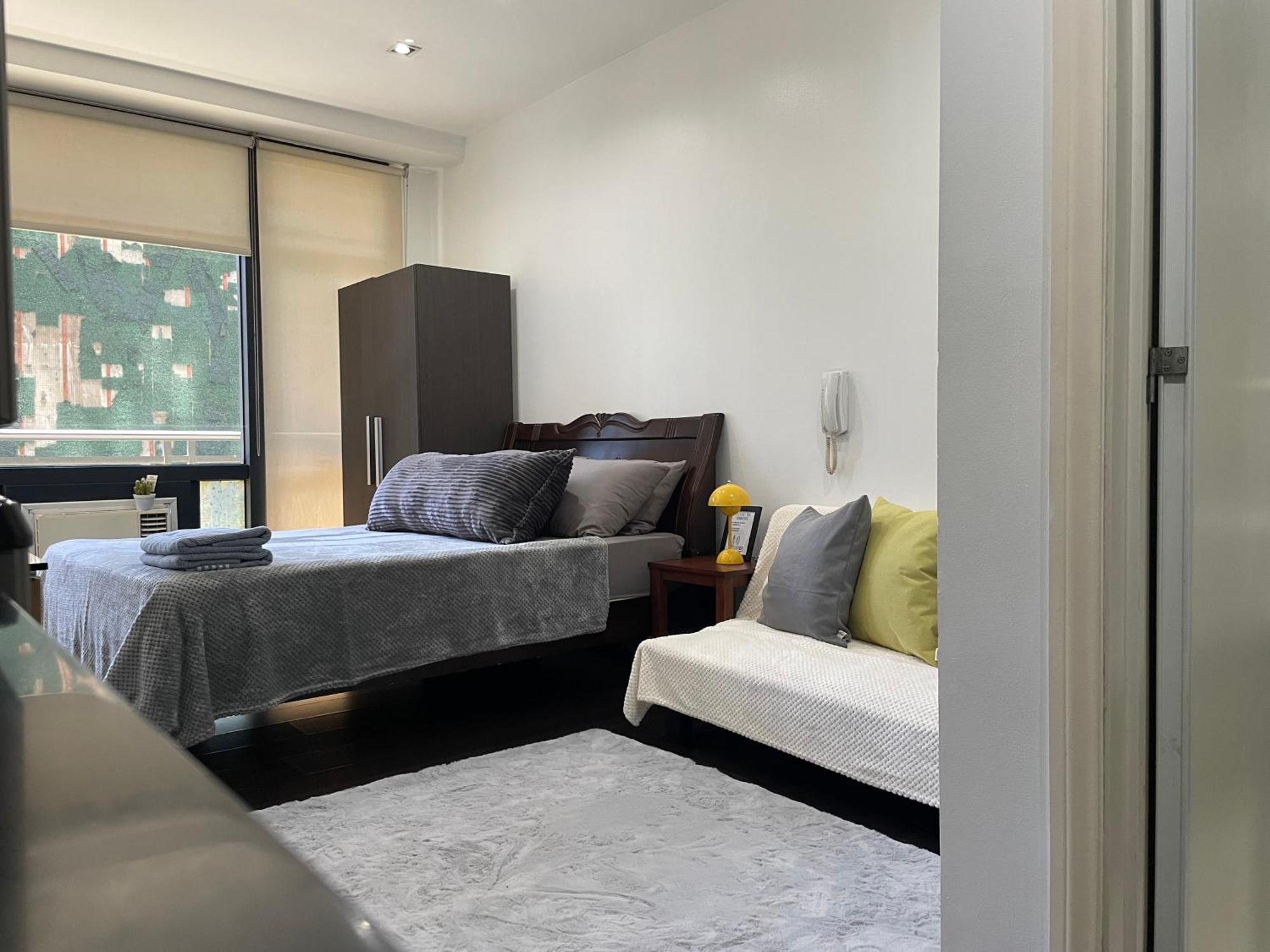 For 4 With 300mbs Internet At Heart Of Makati *