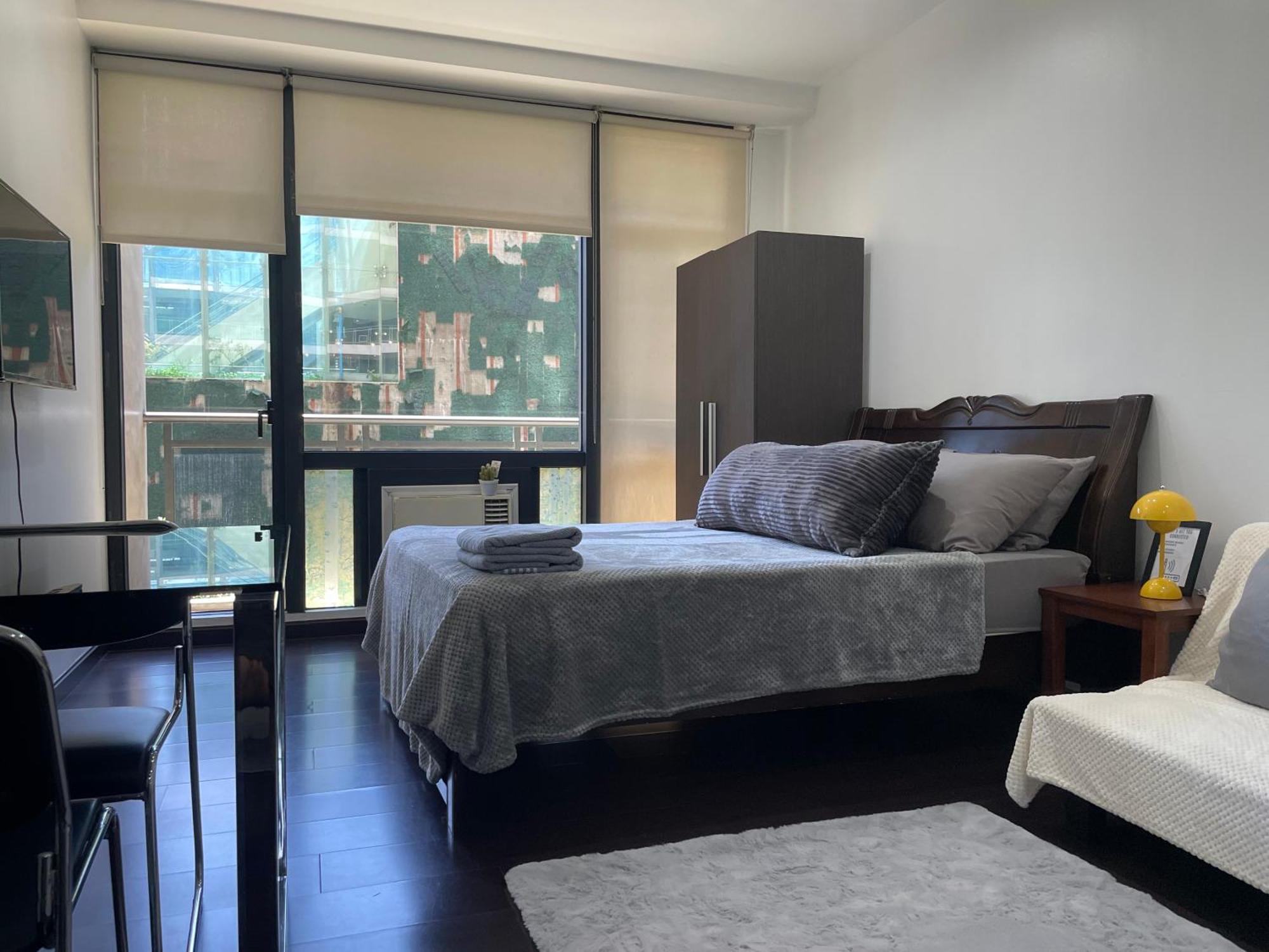 For 4 With 300mbs Internet At Heart Of Makati Apartment *