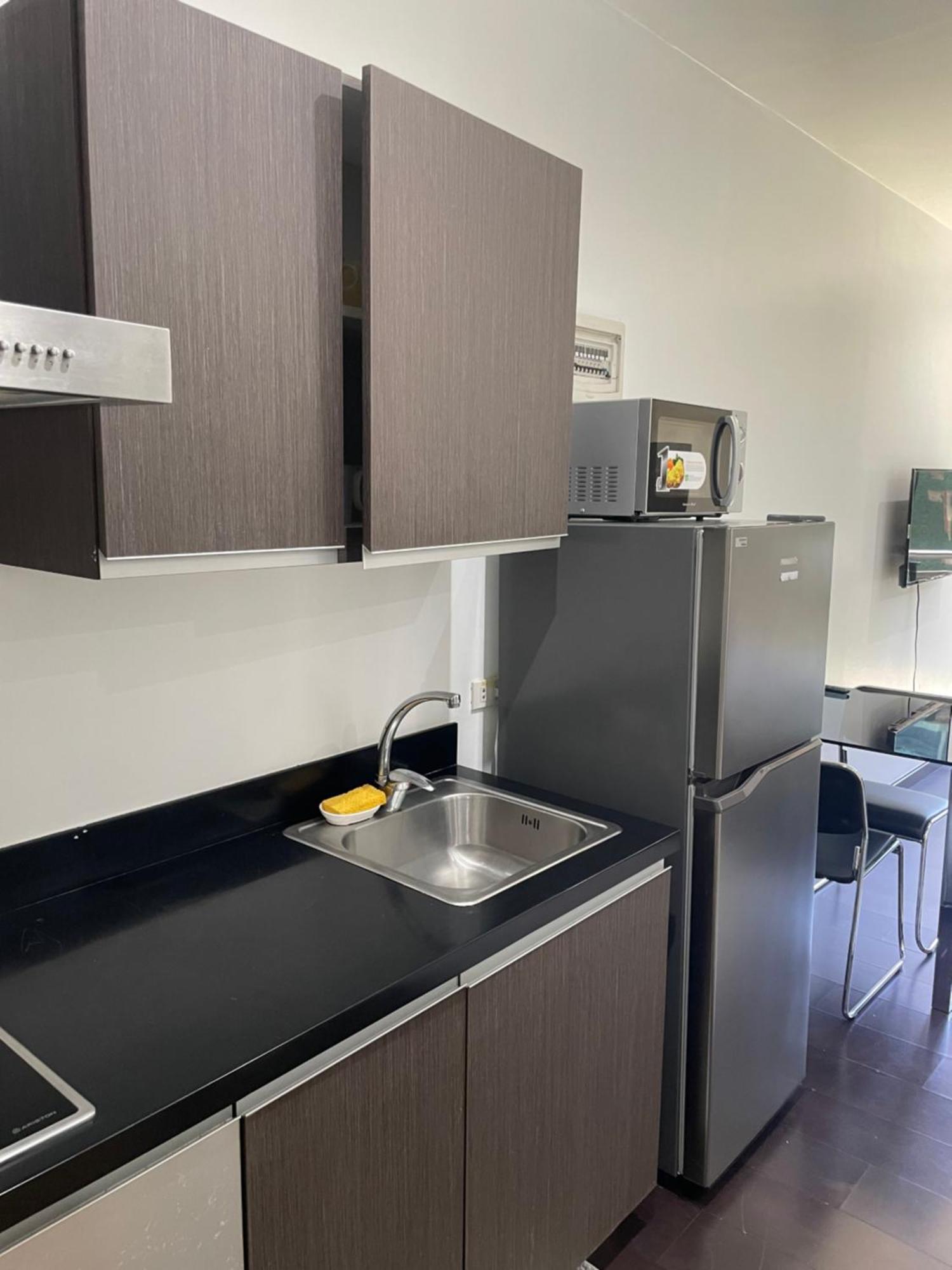 Apartment For 4 With 300mbs Internet At Heart Of Makati *