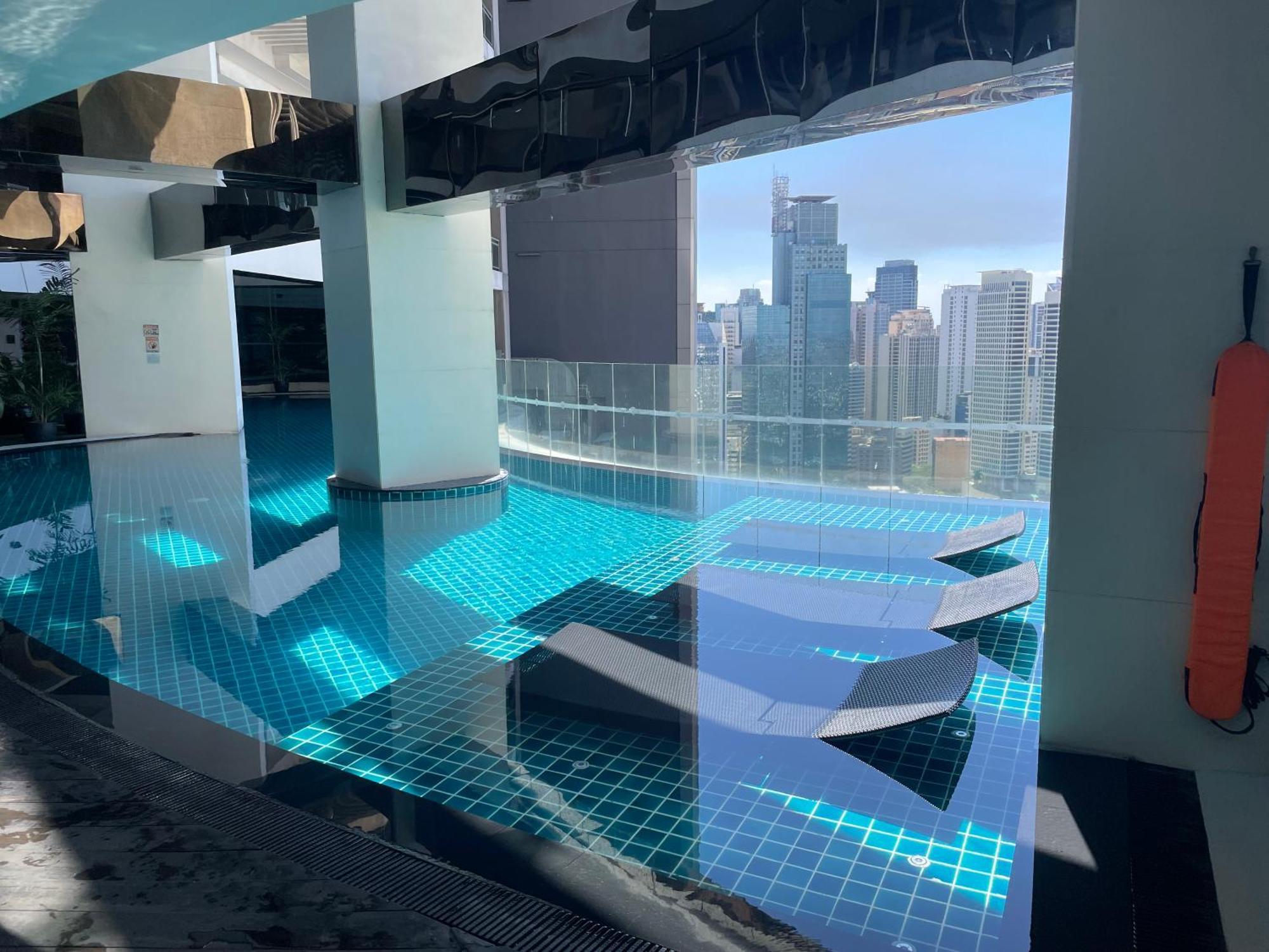 For 4 With 300mbs Internet At Heart Of Makati Apartment *