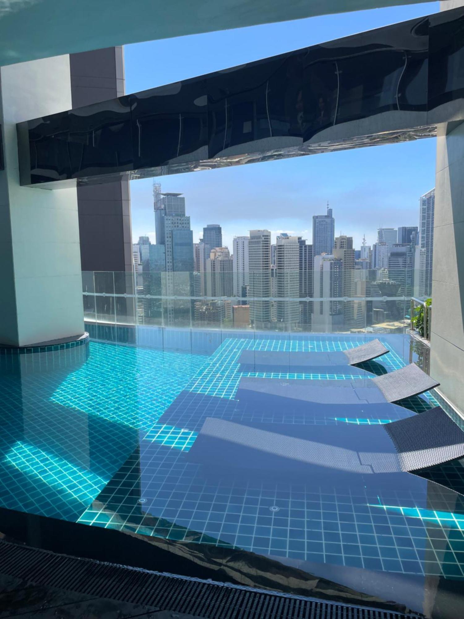 For 4 With 300mbs Internet At Heart Of Makati Apartment *