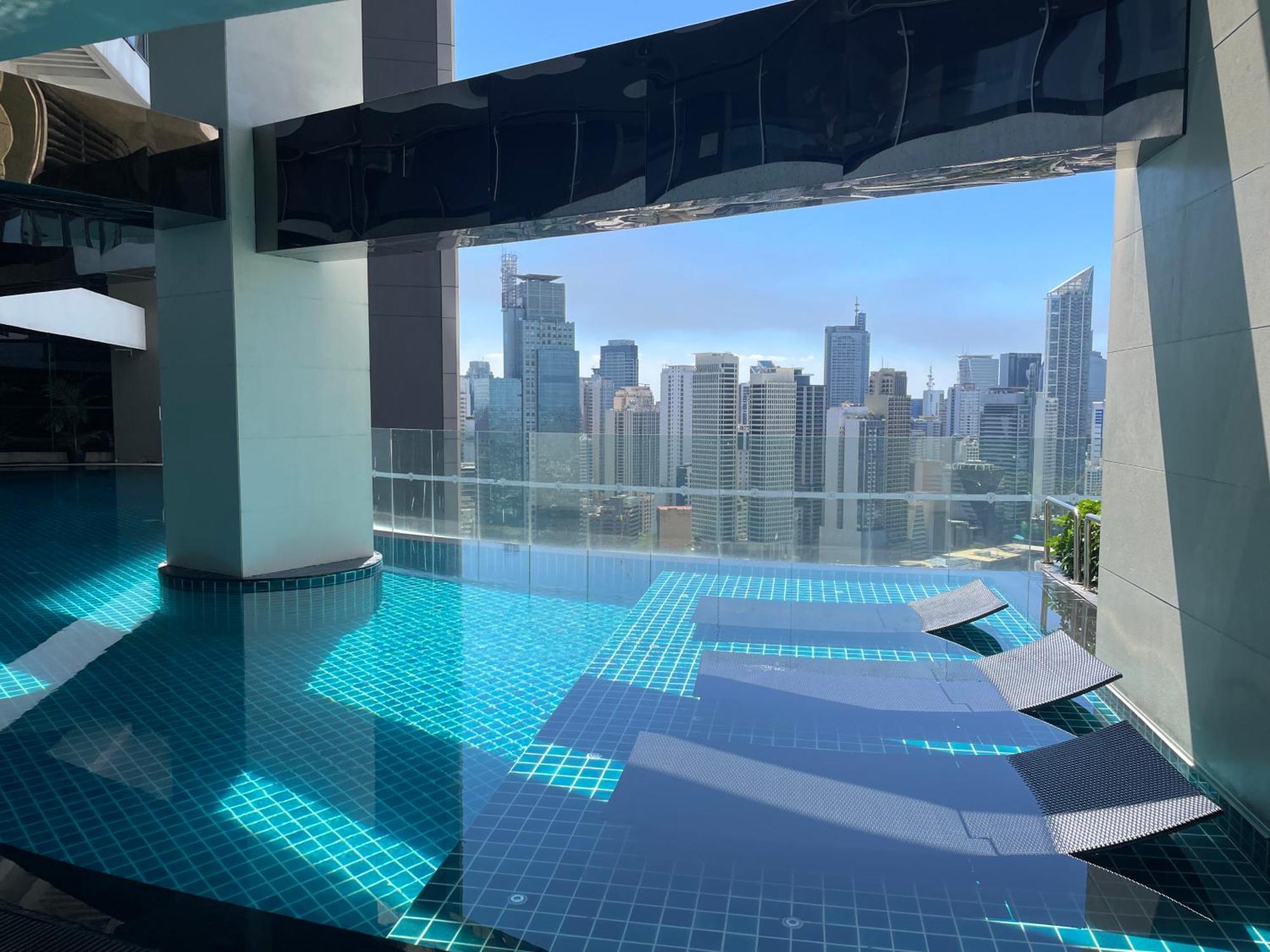 For 4 With 300mbs Internet At Heart Of Makati Apartment