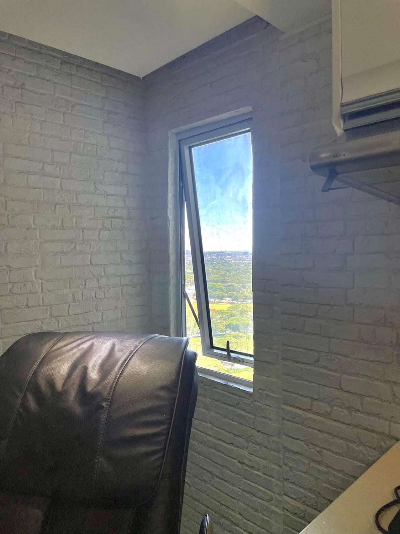 Thompson Victoria Tower Bgc Loft Type 1br Manila