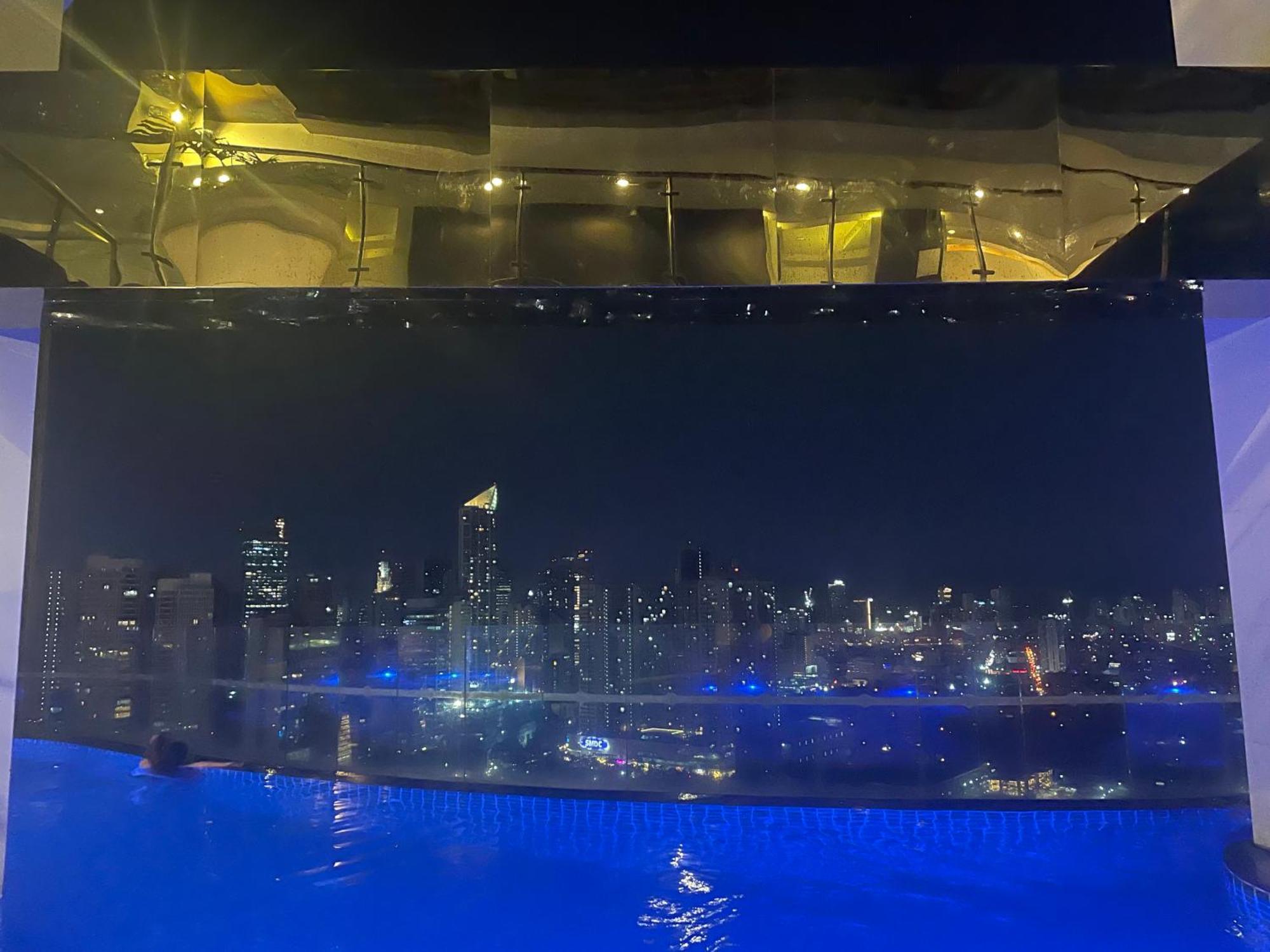 In Makati With Fast Wifi, Free Pool, Netflix And Own Balcony Manila