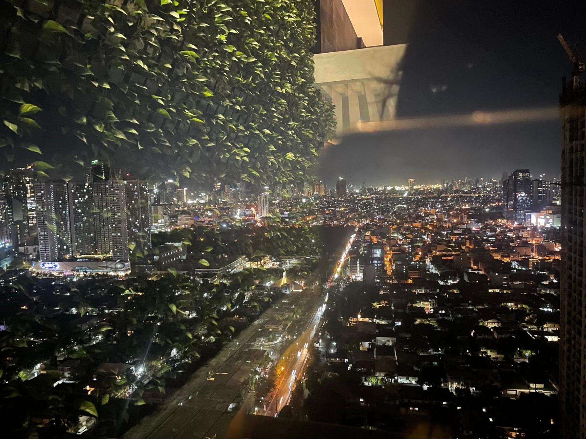 Apartment In Makati With Fast Wifi, Free Pool, Netflix And Own Balcony