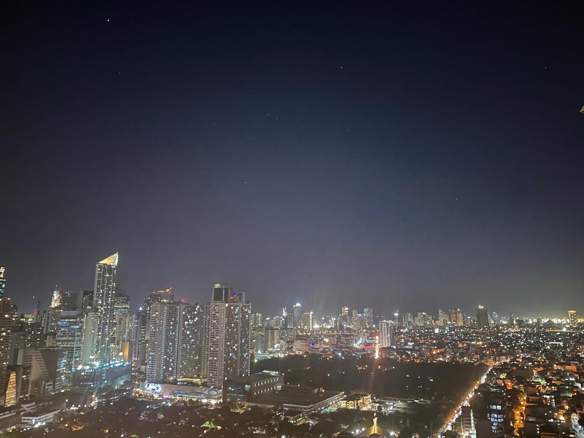 In Makati With Fast Wifi, Free Pool, Netflix And Own Balcony *