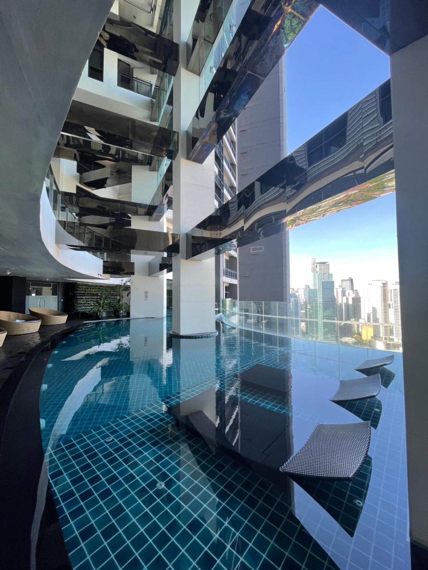 In Makati With Fast Wifi, Free Pool, Netflix And Own Balcony Apartment