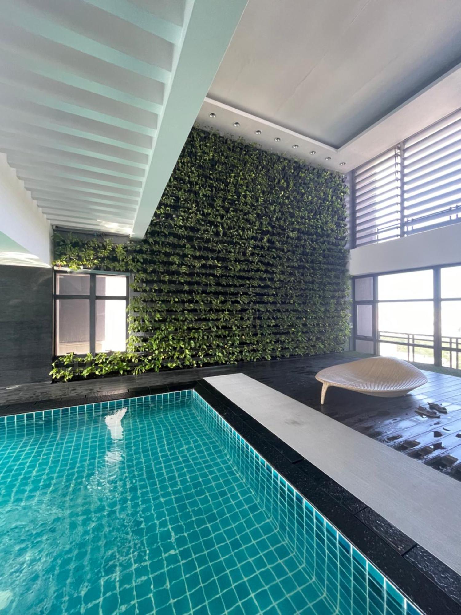 In Makati With Fast Wifi, Free Pool, Netflix And Own Balcony Apartment