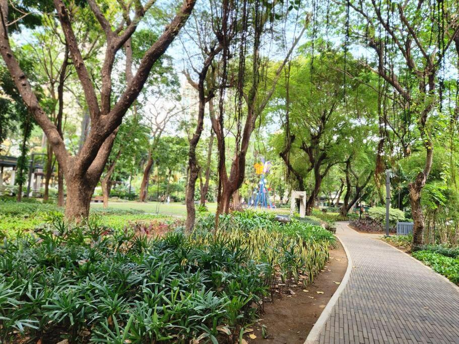 Apartment Cosy Kl Tower With Parkview Balcony, Pool, Gym, Sauna Near Greenbelt 100mbps