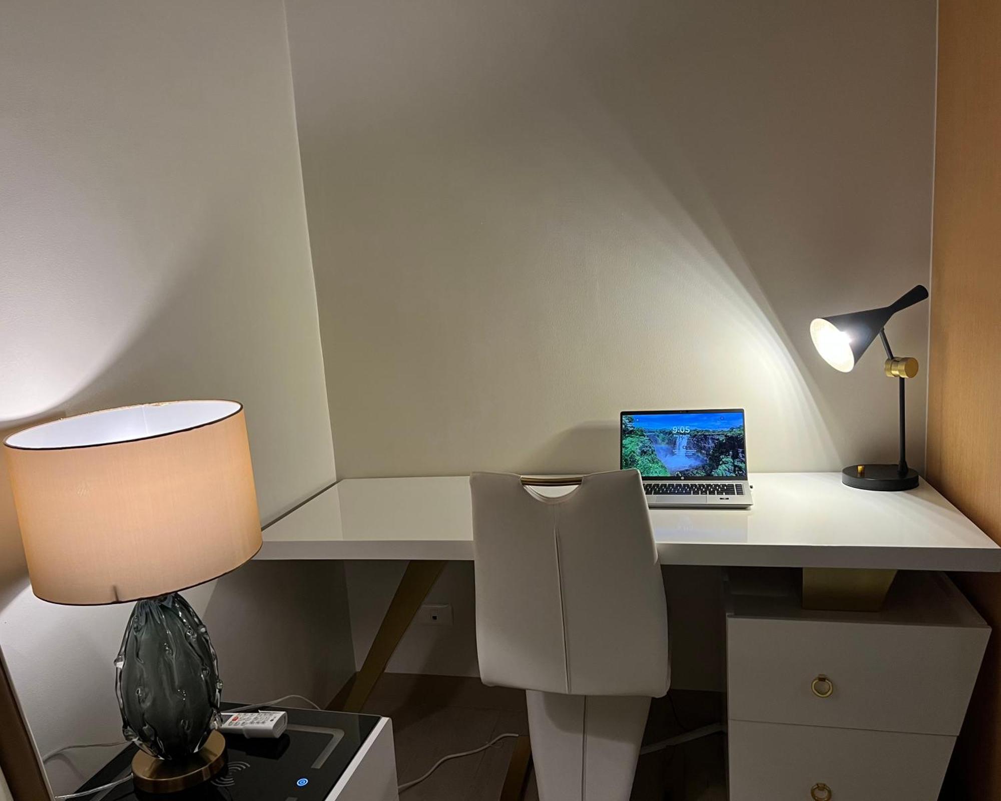 Luxurious 1 Bedroom Facing Bay Sunset Nearby Okada Moa Solaire Ayala Malls * Manila