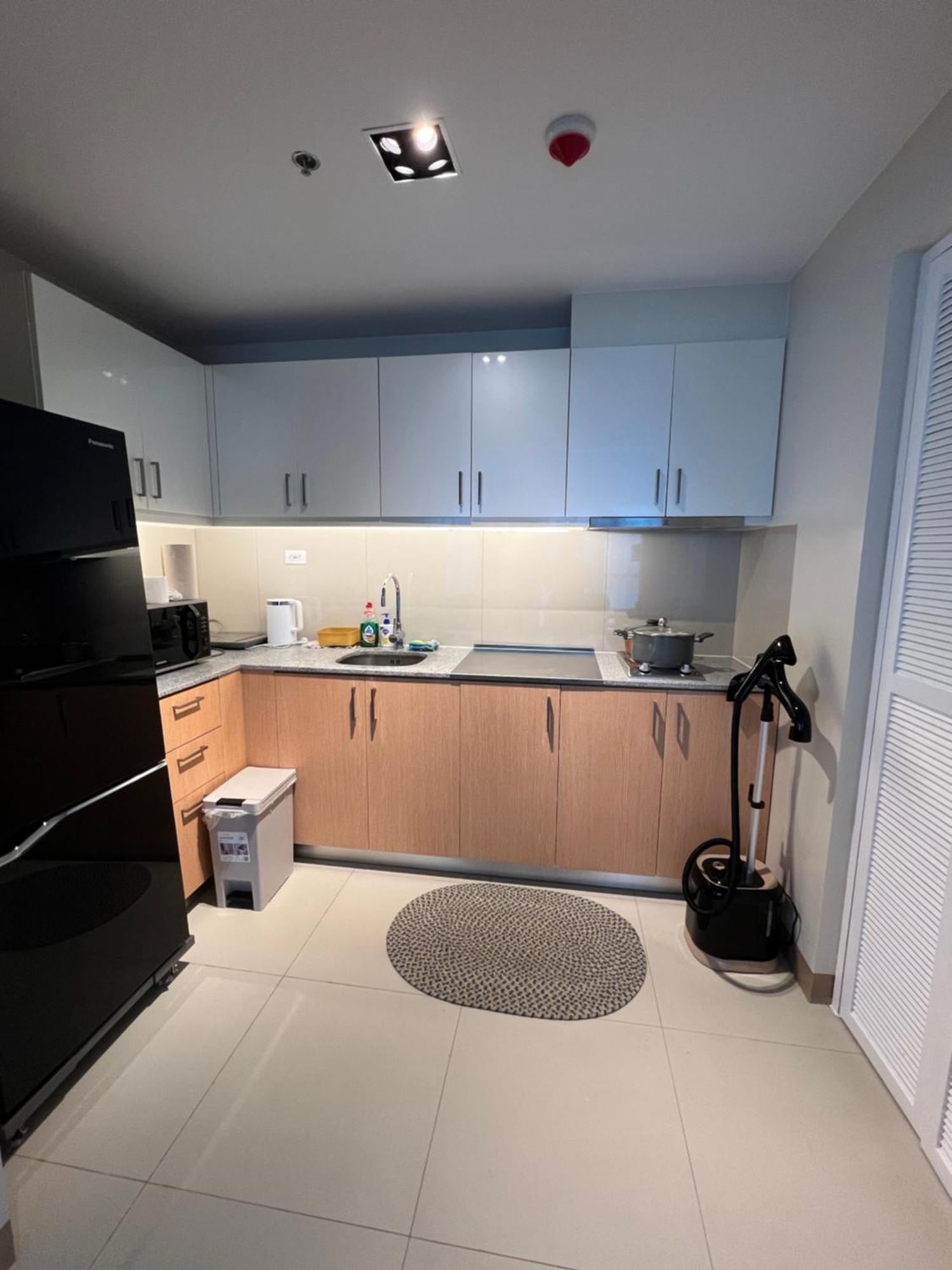Luxurious 1 Bedroom Facing Bay Sunset Nearby Okada Moa Solaire Ayala Malls Apartment *