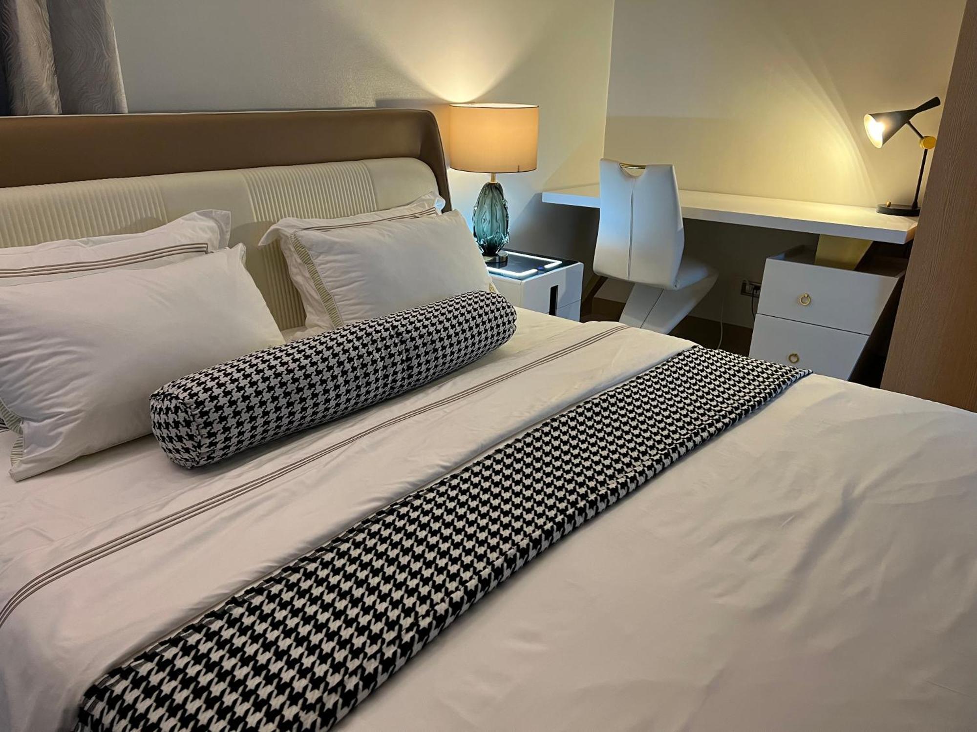 Luxurious 1 Bedroom Facing Bay Sunset Nearby Okada Moa Solaire Ayala Malls Manila