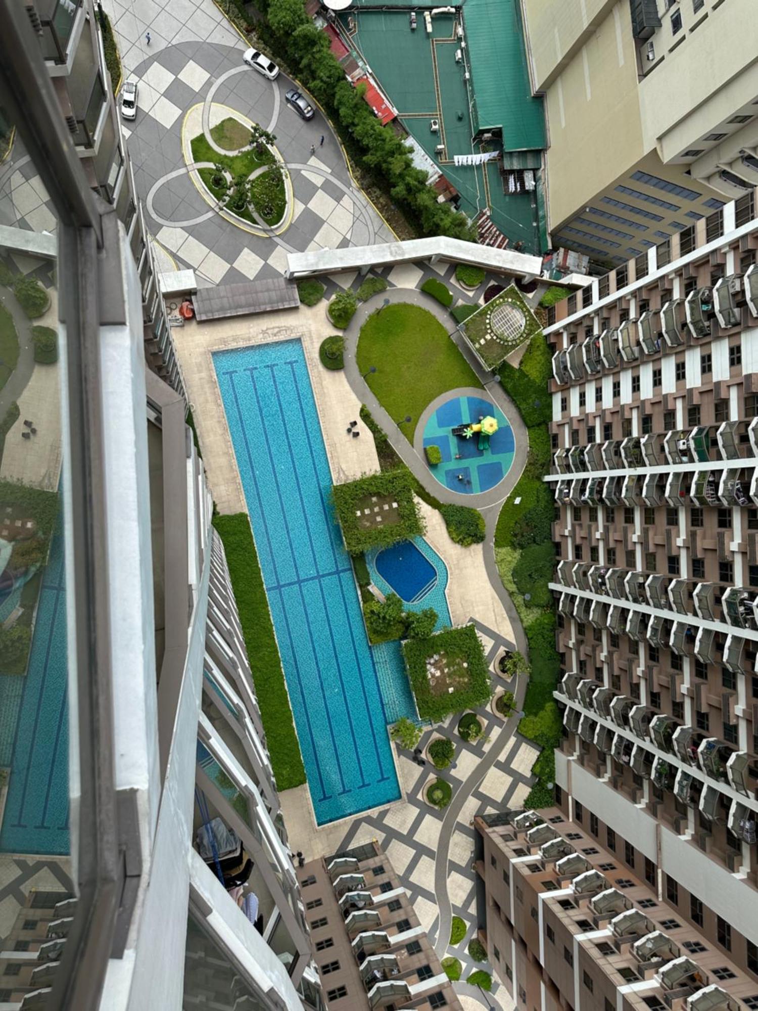Apartment Q Radiance: Airport-adjacent Urban Oasis