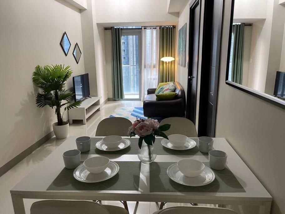 Tropical 1br Uptown Parksuites Bgc, 200mbps Smart Tv Apartment