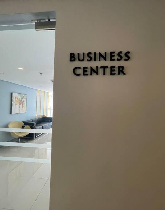 Apartment Tropical 1br Uptown Parksuites Bgc, 200mbps Smart Tv Manila