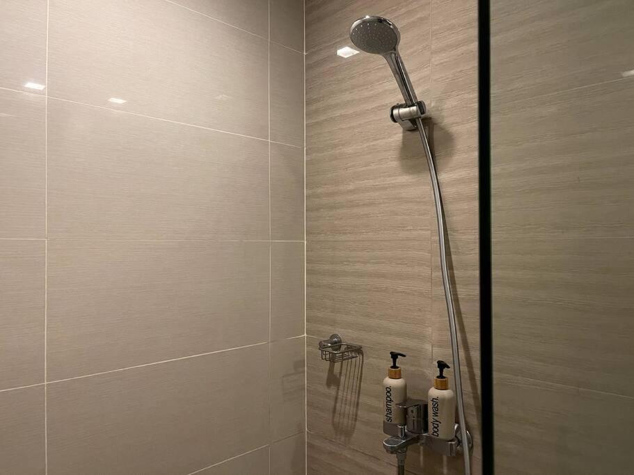 Tropical 1br Uptown Parksuites Bgc, 200mbps Smart Tv *