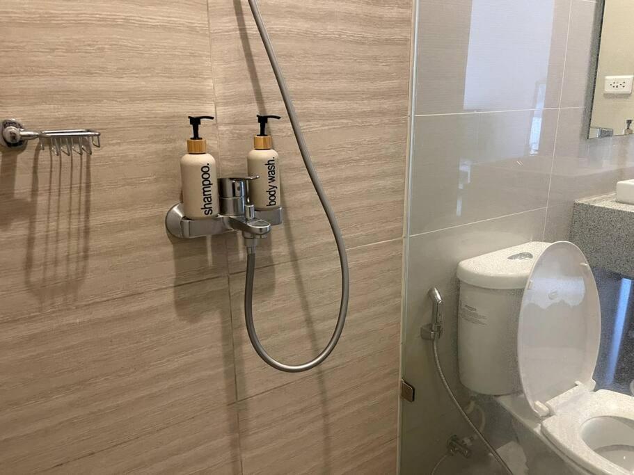 Tropical 1br Uptown Parksuites Bgc, 200mbps Smart Tv Manila