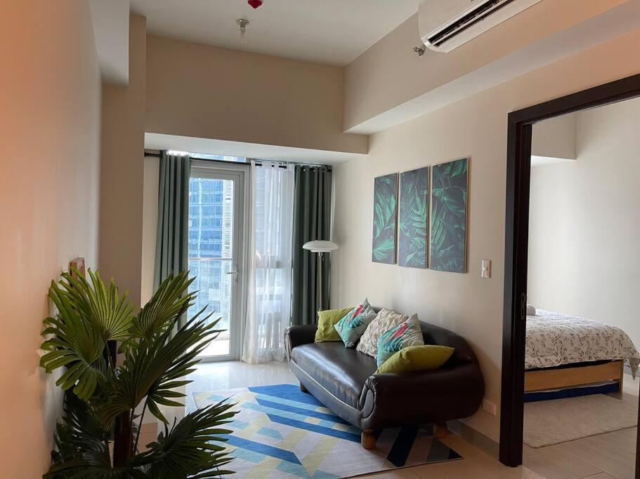 Apartment Tropical 1br Uptown Parksuites Bgc, 200mbps Smart Tv