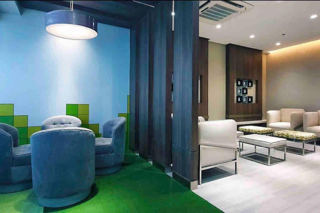 Tropical 1br Uptown Parksuites Bgc, 200mbps Smart Tv Apartment *