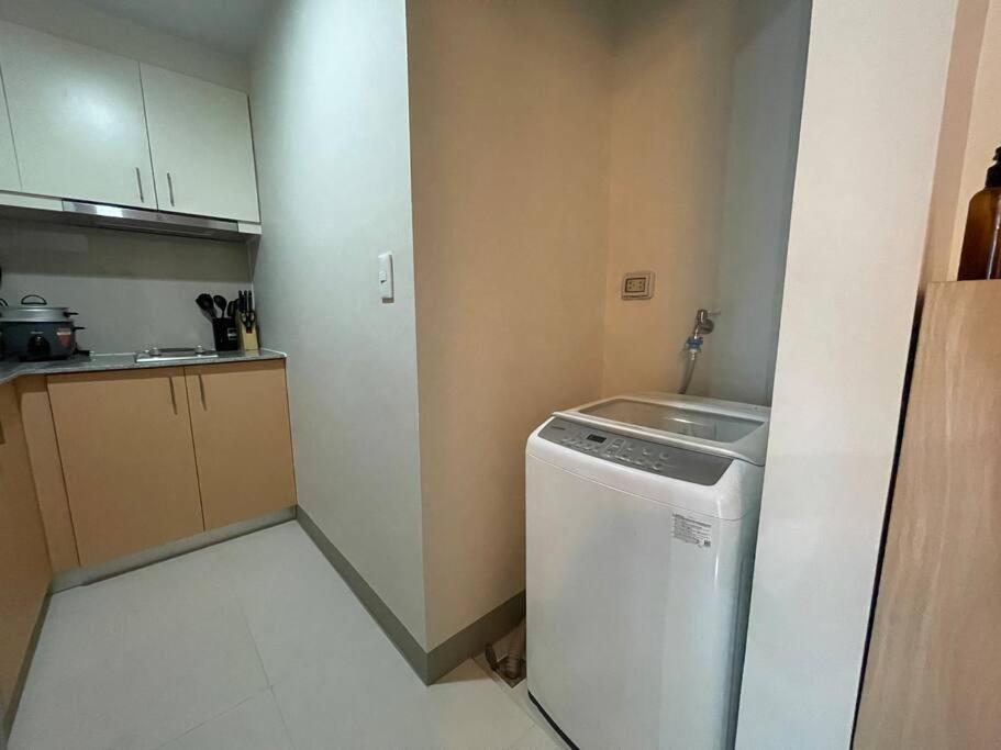 Tropical 1br Uptown Parksuites Bgc, 200mbps Smart Tv Apartment Manila