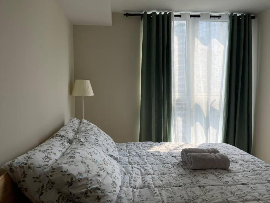 Tropical 1br Uptown Parksuites Bgc, 200mbps Smart Tv *